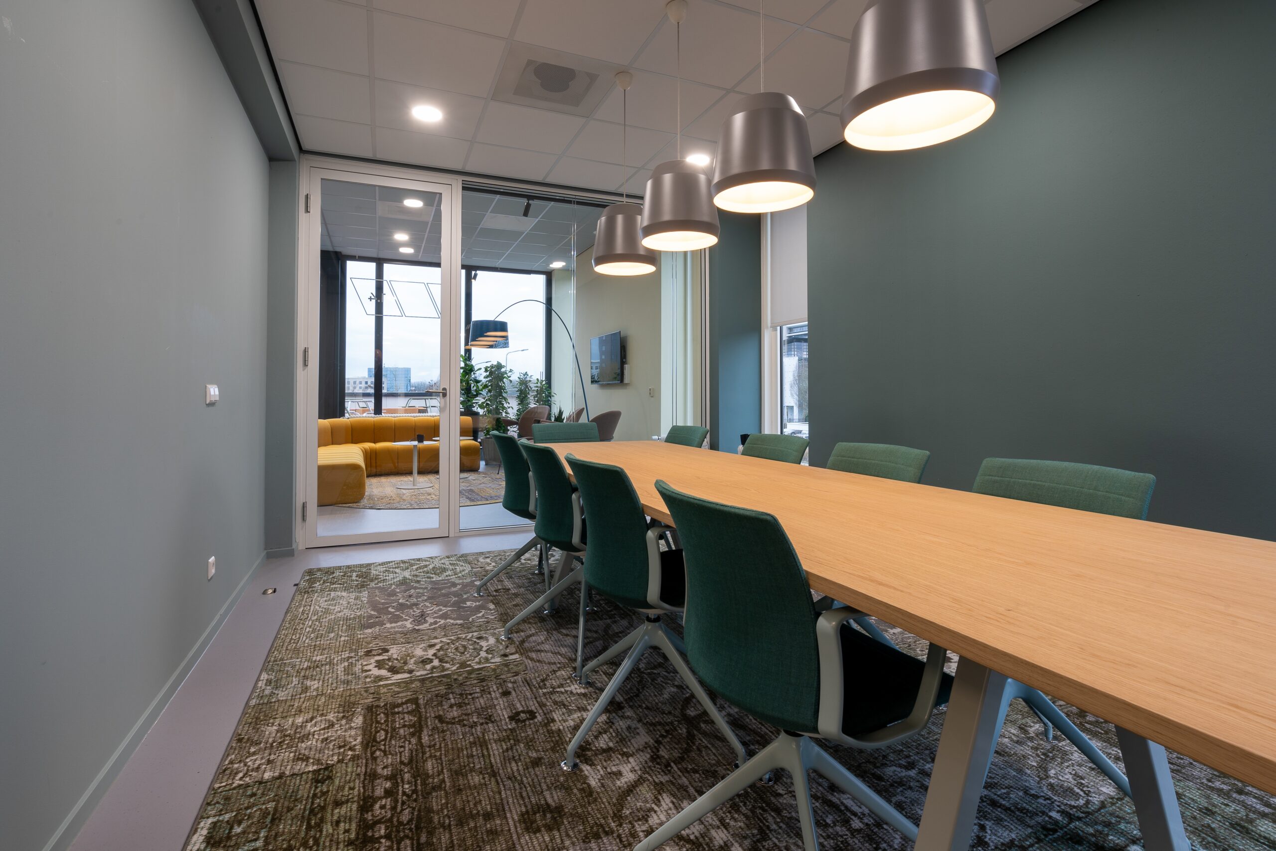 Why Mica Plywood is Preferred in Commercial Spaces